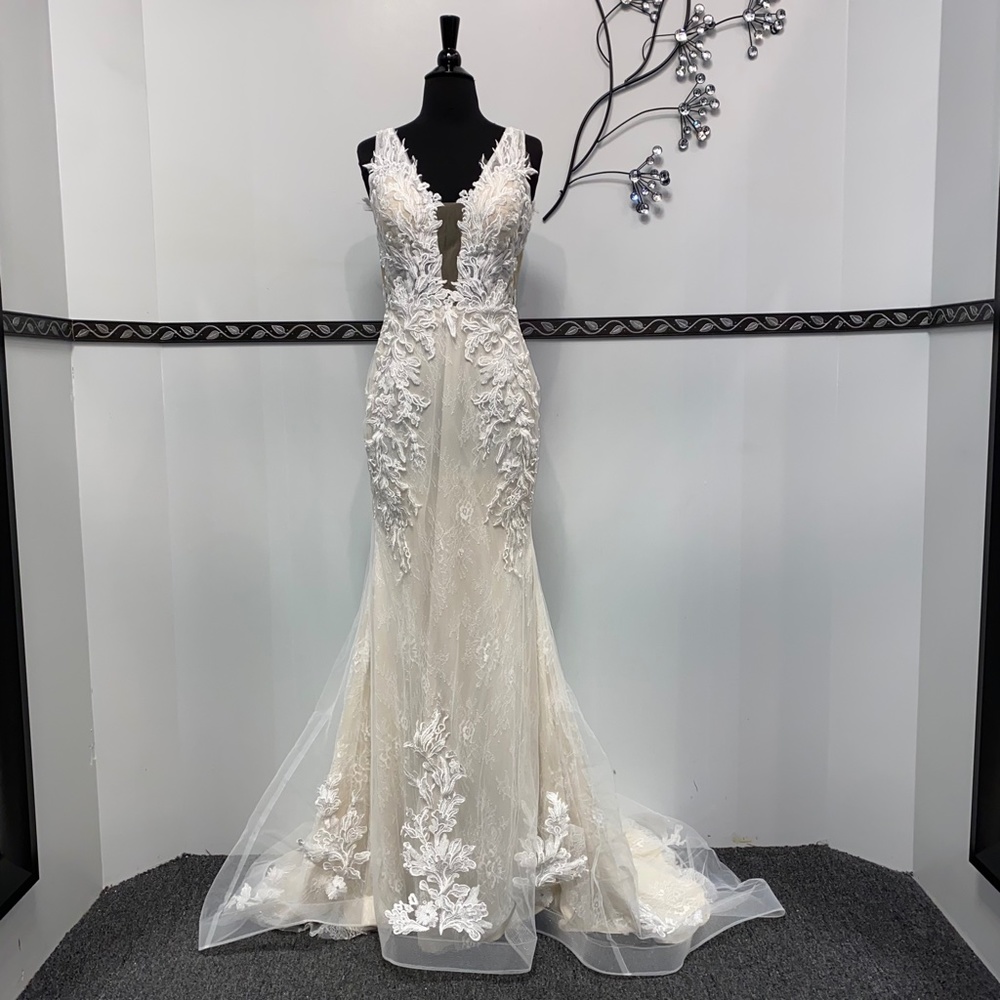 Off White Lace Fit & Flare Bridal Gown - Picture 3 of 6